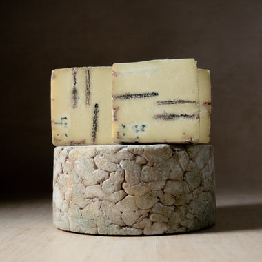 Dunbarton Blue Cheddar Cheese cow's milk Roelli Cheese Haus